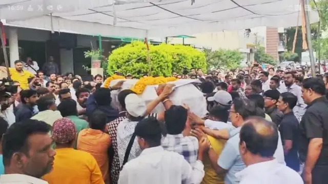 बुधवारी राजा रघुवंशी यांच्या मृतदेहावर अंत्यसंस्कार करण्यात आले.