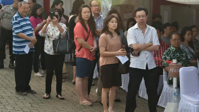 Beberapa warga etnis Tionghoa mengantre untuk mengisi kotak suara pada Pilkada 2017