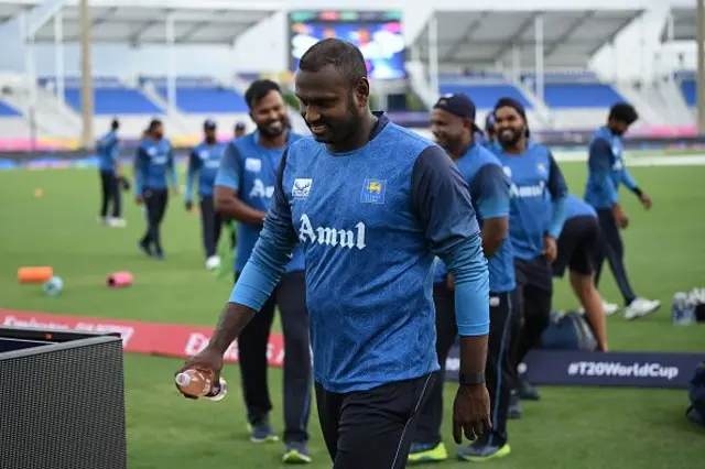 ප්රවීණ ක්රිකට් විස්තර විචාරකයෙකු වන හර්ෂ බෝග්ලේ ද සිය X ගිණුමේ සටහනක් තබමින් කියා සිටියේ පවතින තණ තීරුවල ස්වභාවය අනුව ශ්රි ලංකා කණ්ඩායම සිය පිතිකරණ අනුපිලිවෙල ගැන අවධානය යොමු කළ යුතු බවය.