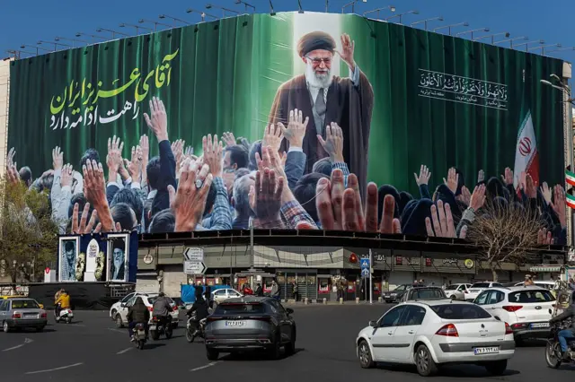 Теҳрон кўчасида Оятуллоҳ Хоманаий портрети.