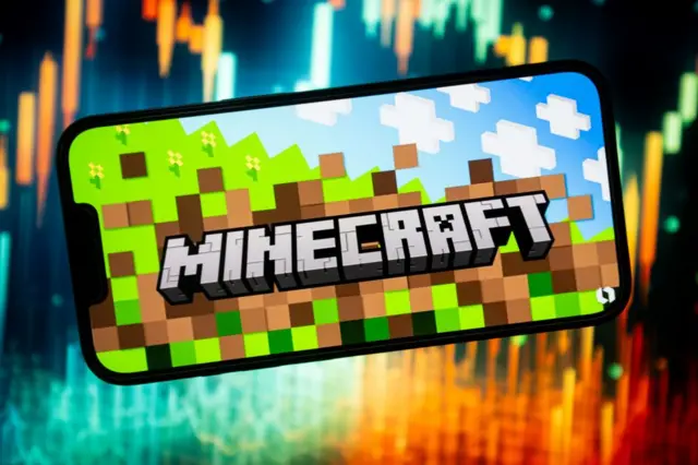 Üzerinde Minecraft logosu bulunan bir telefon ekranı
