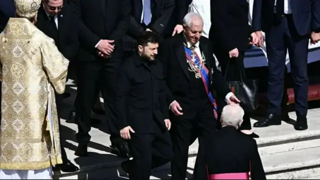Perezida Volodymyr Zelensky wa Ukraine yakirijwe amashi igihe yashika mu birori vyo gushingura Papa Fransisko