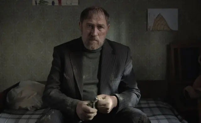 кадр з фільму "Сірі бджоли"