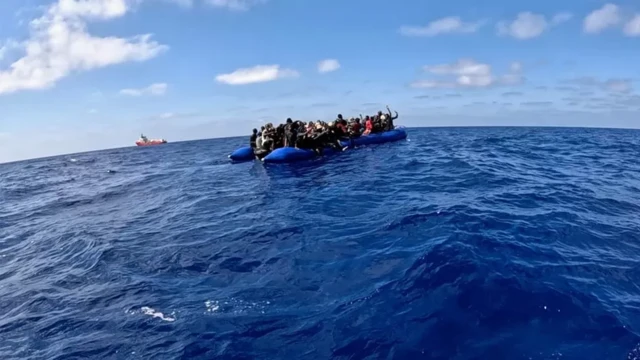 Une barque transportant des migrants