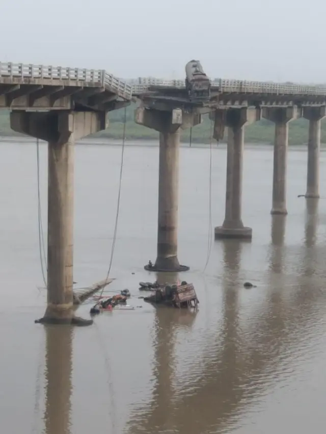 गुजरात वडोदरा में पुल ढहा