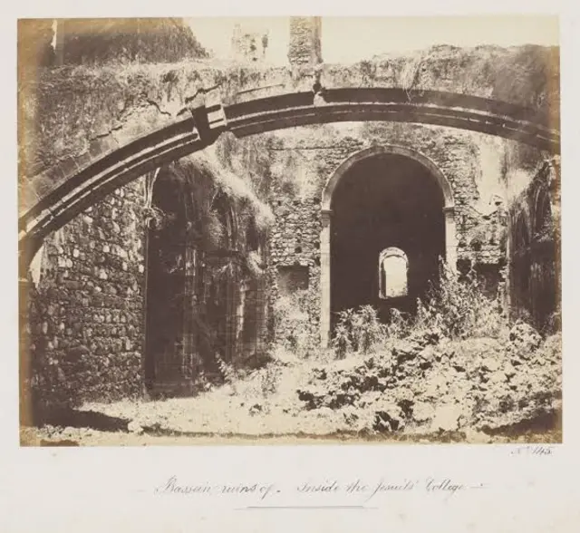 किल्ल्यातल्या अवशेषांचे जुने छायाचित्र