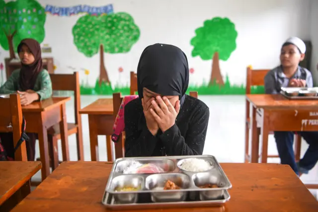 Siswa hendak menyantap MBG.