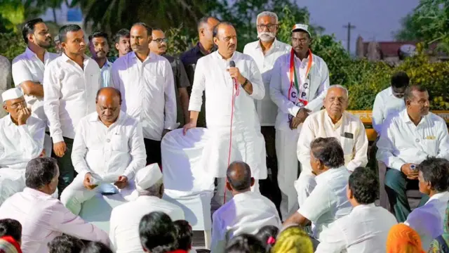 मतदारसंघात ग्रामस्थांच्या भेटीदरम्यान अजित पवार.