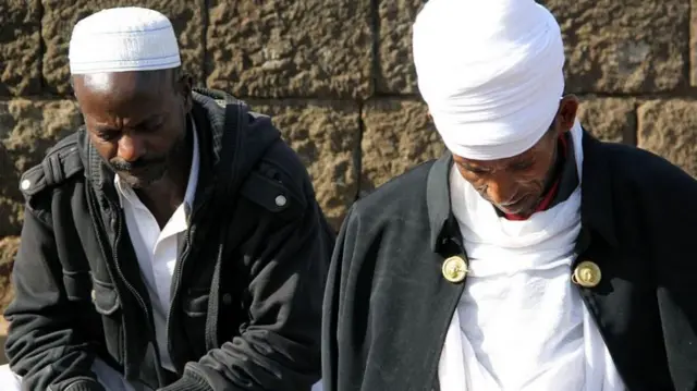 ሰባት ካብ ሃይማኖታዊ እምነቶም ወጻኢ፡ ተሳንዮም ዝነብሩሉ ኵነታት'ውን ይርአ እዩ