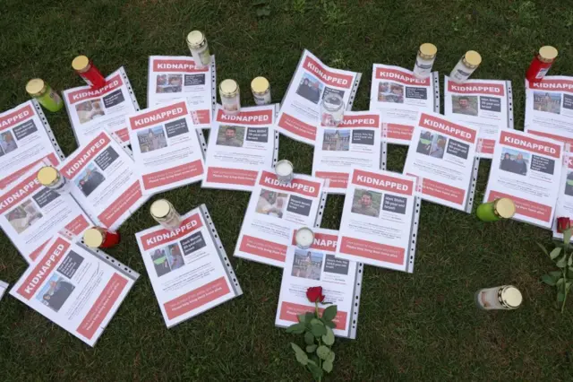 बंधकों की जानकारी देते पोस्टर.