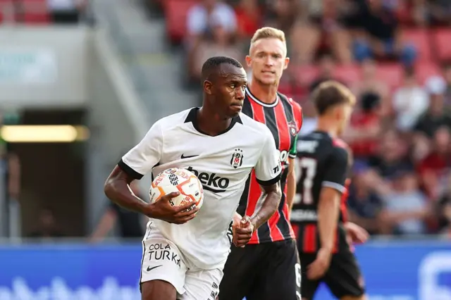 Tiago Djalo taç atarken 