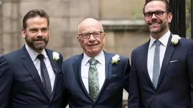 روپرت مرداک همراه با دو پسرش لاکلان (سمت چپ) و جیمز در یک عکس جلوی دوربین