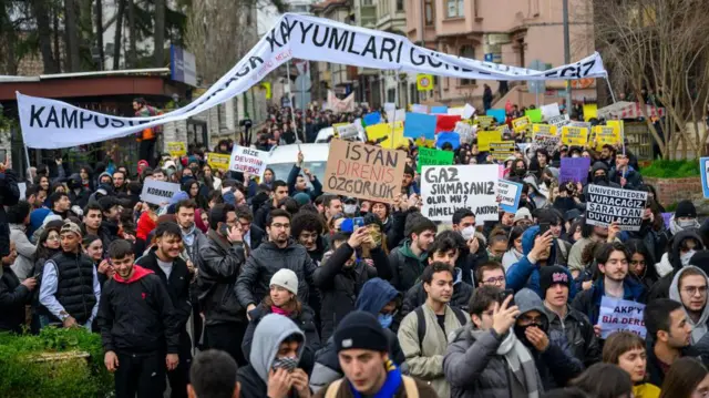Saraçhane'ye yürüyen üniversite öğrencilerinin fotoğrafı. Birçok farklı pankart görünüyor.