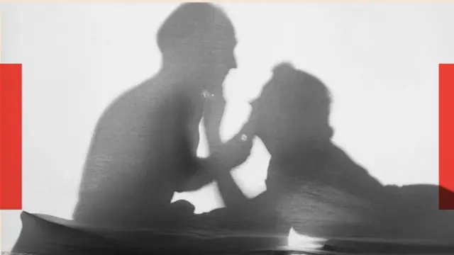 Bir çiftin silüeti. 