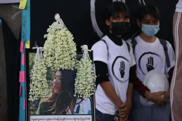 ရန်ကုန်မြို့၊ လှည်းတန်းလမ်းဆုံမှာ ၂၀၂၁ ခုနှစ်၊ ဖေဖော်ဝါရီလ ၁၄ ရက်တုန်းက ပြုလုပ်တဲ့ မမြသွဲ့သွဲ့ခိုင်ကို အောက်မေ့ဖွယ် 