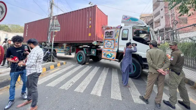 احتجاج کی وجہ سے بند سڑکیں