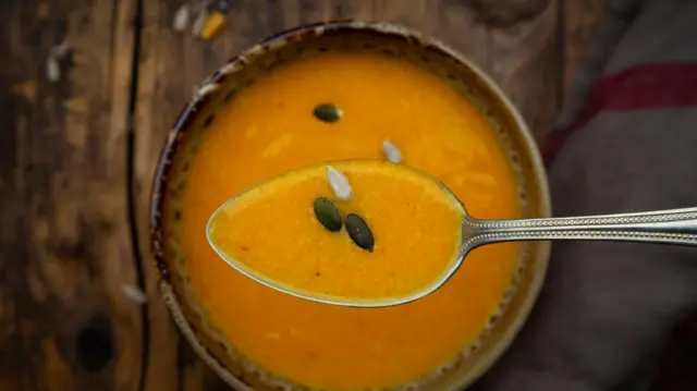 Гарбузовий суп з гарбузом і насінням соняшнику - стокова фотографія
