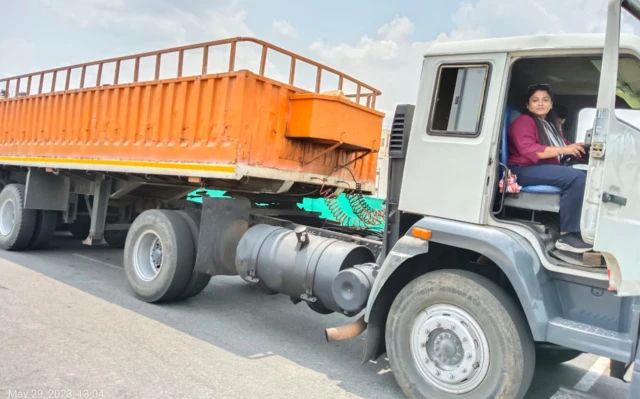 મહિલા ટ્રક ડ્રાઇવર સ્નેહા પુરોહિત