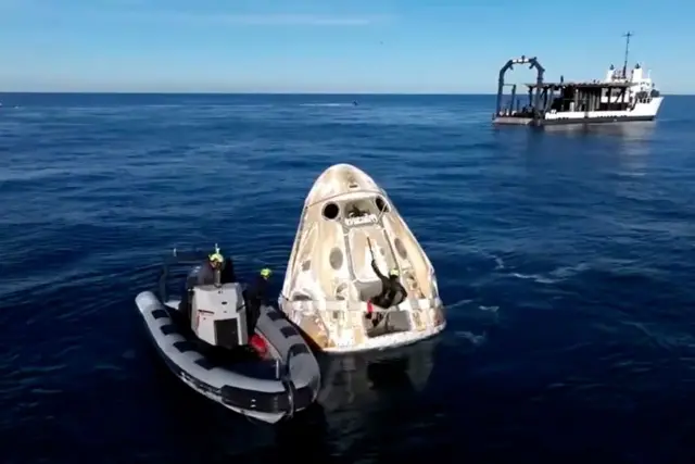 Wahana SpaceX yang mengangkut Butch dan Suni mendarat di perairan Florida, AS.