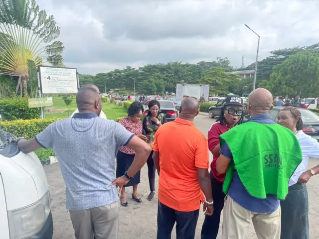 Aworan awọn ọmọ ẹgbẹ SSANU ati NASU nibi iwọde wọn ni fasiti Ibadan