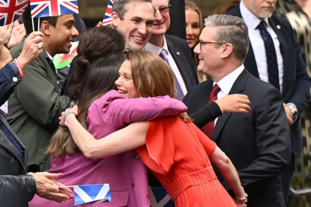 Starmer y su esposa saludando a simpatizantes