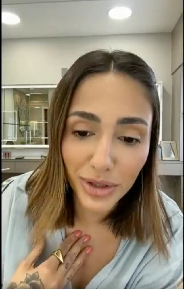 A cabeleireira Larissa Nery fala para uma câmera, em entrevista à BBC