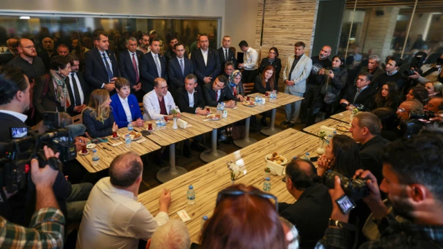 Özgür Özel ve CHP ekibi doktordan bilgi alıyor