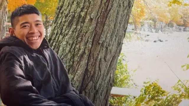 José armando sonríe a la camara