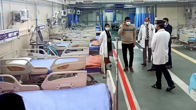 कोरोना के बढ़ते मामलों को देख दिल्ली एक अस्पताल में तैयारियों का जायजा लेते दिल्ली के स्वास्थ्य मंत्री