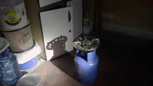 Dịka a na-enweghị ọkụ latrik maọbụ gaasị, ndị bi ebe ahụ dabeere na igwe stoovu maka isi nri