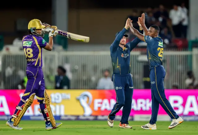 4 ஓவர்களில் 29 ரன்கள் கொடுத்து 3 விக்கெட்டுகள் வீழ்த்தினார் ரபாடா