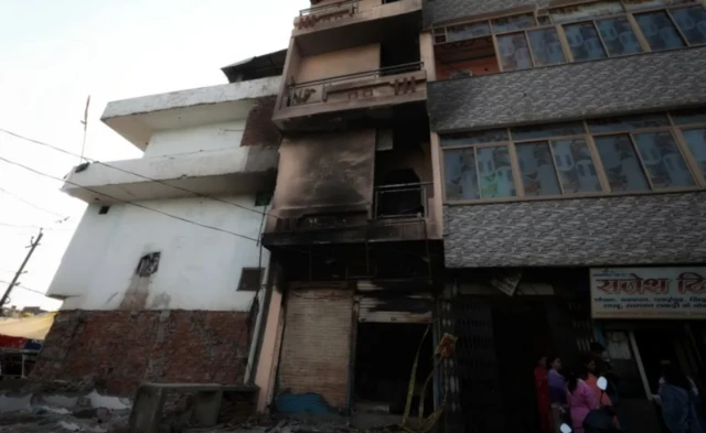 ሺቫኒ አሁን አጎቷ ጋር እየኖረች ነው። ቤታቸው እንዳልነበር ሆኖ ወድሟል።