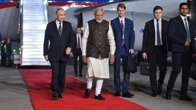 বৃহস্পতিবার ভ্লাদিমির পুতিনকে স্বাগত জানাতে বিমানবন্দরে হাজির ছিলেন নরেন্দ্র মোদী