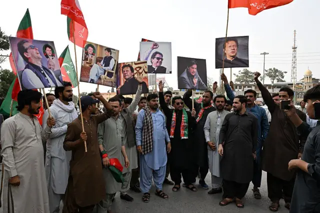 د عمران خان پلویانو د هغه نیول کېدو پر ضد پراخې مظاهرې کړې او چارواکو یې پر ضد سخت اقدامات کړي.