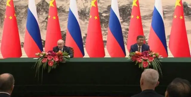 সংবাদ সম্মেলনে শি জিনপিং ও ভ্লাদিমির পুতিন