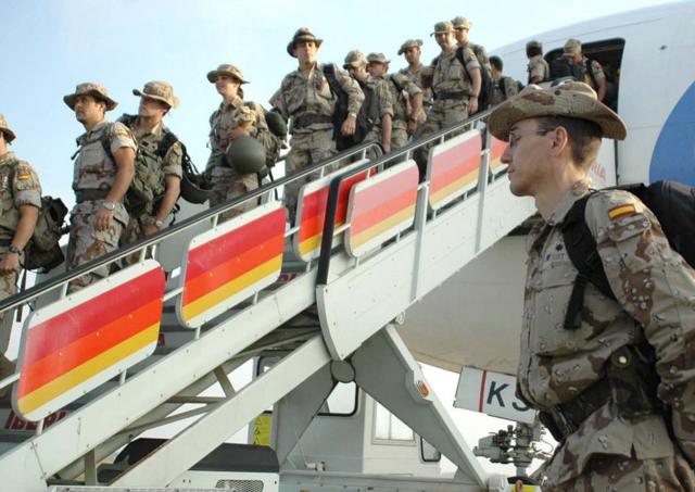Militares españoles bajan de un avión tras haber prestado servicio en Irak. 
