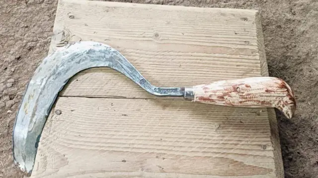 भारताचे पहिले रुस्तम ए हिंद विष्णू नागराळे यांच्या स्मृती जतन करण्यासाठी प्रत्येक खुरप्यावर विष्णू नागराळे असे नाव कोरले आहे.