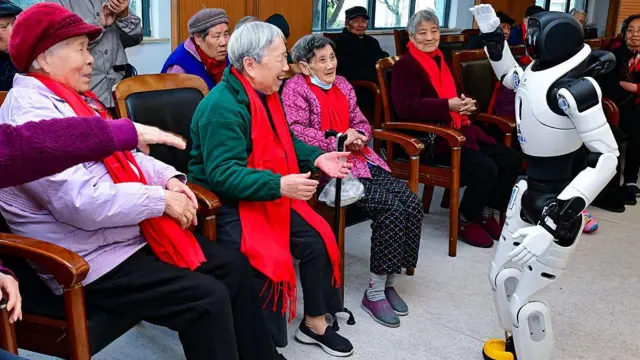 2026年1月7日，在中國江蘇省一家養老院，老人們與智慧機器人互動。