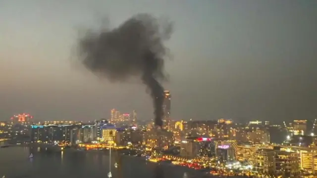 İran saldırılarının ardından Dubai semalarına yükselen duman.