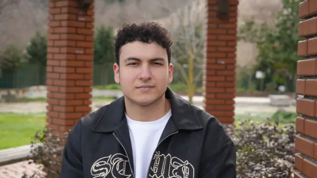 Kerem Karabulut'un BBC Türkçe'ye verdiği röportajdan bir fotoğraf. Üzerinde siyah bir ceket, içinde beyaz tişört var.