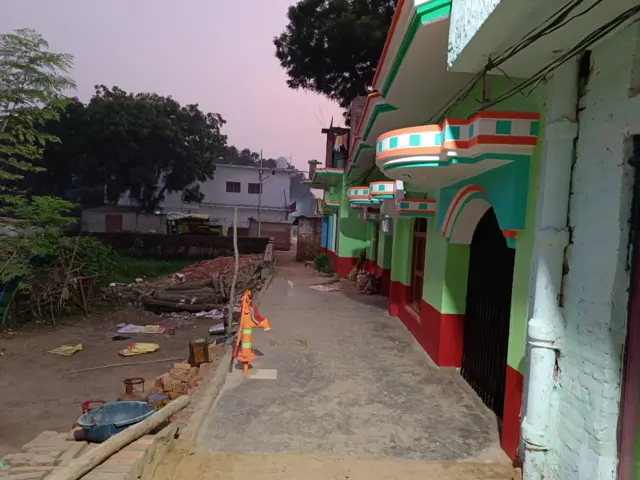 सूनसान पड़ी हुई एक इमारत