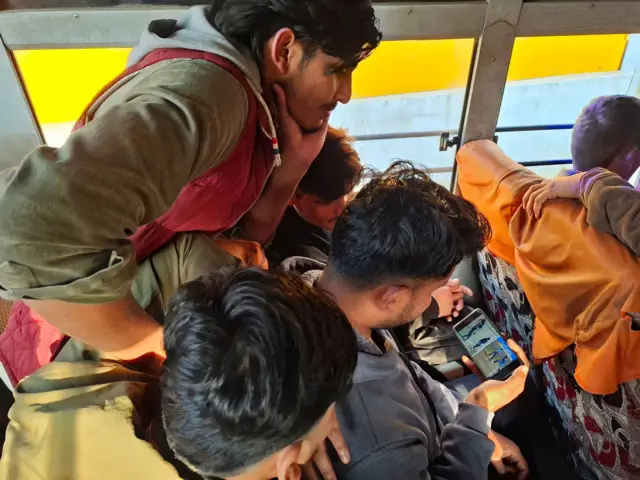एनपिएलको खेल हेर्दै युवाहरू
