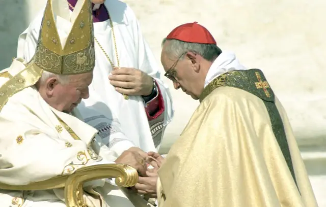 El papa Juan Pablo II nombrando cardenal a Jorge Mario Bergoglio en 2001.