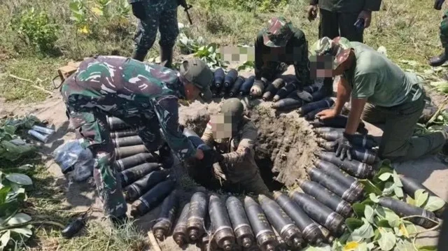 Beberapa anggota TNI menyusun amunisi afkir untuk dimusnahkan.