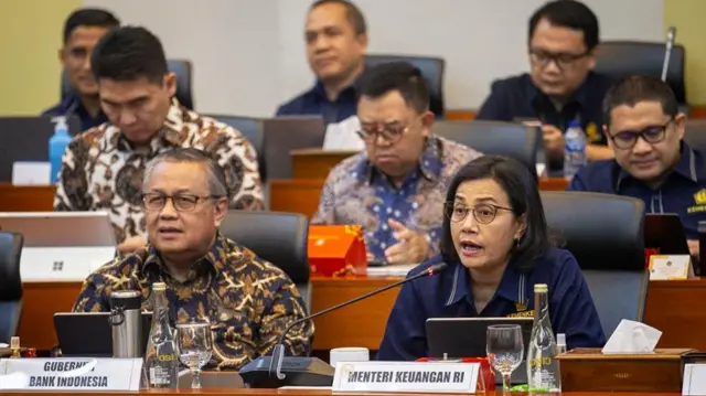 Menteri Keuangan Sri Mulyani Indrawati (kanan) bersama Gubernur Bank Indonesia Perry Warjiyo (kiri) 