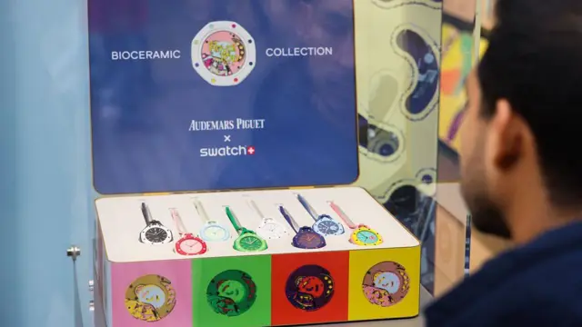 Bioceramic Royal Pop Koleksiyonu, 18 Mayıs 2026'da Polonya'nın Krakow şehrindeki bir Swatch mağazasının vitrininde sergilenirken görülüyor. 