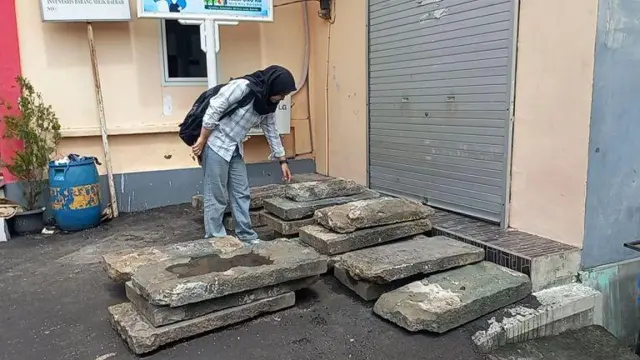 Satu batu nisan makam Tionghoa kuno itu memiliki berat sekira 200 kilogram hingga 500 kilogram.