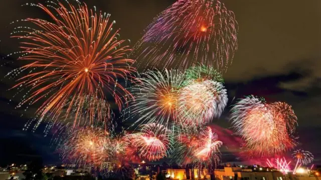 पटका पड्काउँदा थरी थरीका रङका प्रकाश निस्कछन्