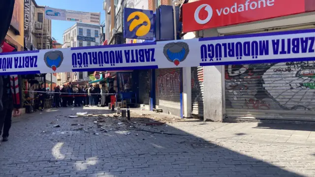BBC Türkçe muhabiri, İstanbul Beşiktaş'ta Kartal Heykelinin bulunduğu bölgede kısmi bir hasar görüntüledi.