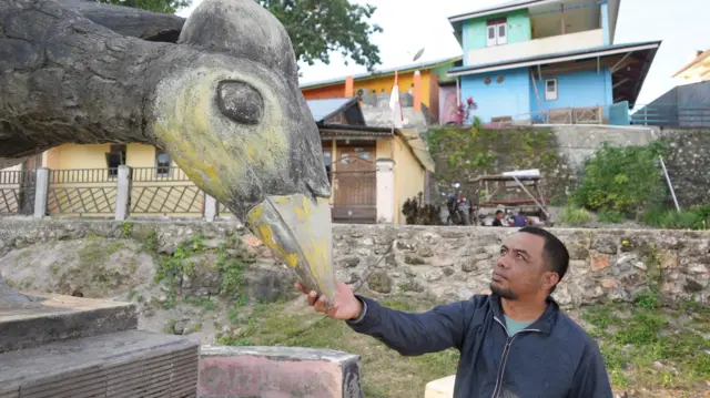 Abdiwaldi Ahmad Maleto, pemuda masyarakat adat Batui, berkelakar "lebih mudah menemukan emas daripada burung maleo" di hutan Bakiriang.